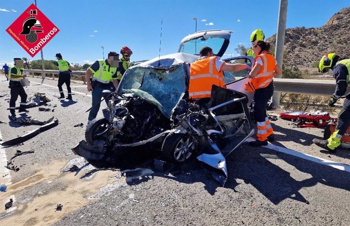 Muere una mujer de 20 años al chocar su coche contra un camión en la CV-930 en Orihuela