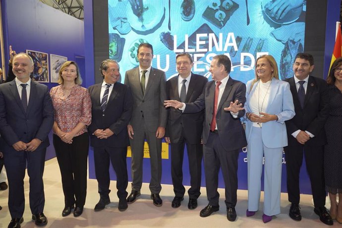 El conselleiro del Mar, Alfonso Villares, el ministro de Agricultura, Pesca y Alimentación, Luis Planas, el presidente de Conximar, Eloy García, y el alcalde de Vigo, Abel Caballero, en la inauguración de la feria el pasado martes.