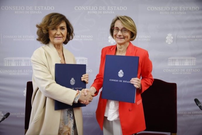 La presidenta de la Conferencia de Rectores y Rectoras de Universidades Españolas (CRUE) y rectora de la Universitat Jaume I, Eva Alcón, ha firmado este jueves un protocolo de colaboración con la presidenta del Consejo de Estado, Carmen Calvo,