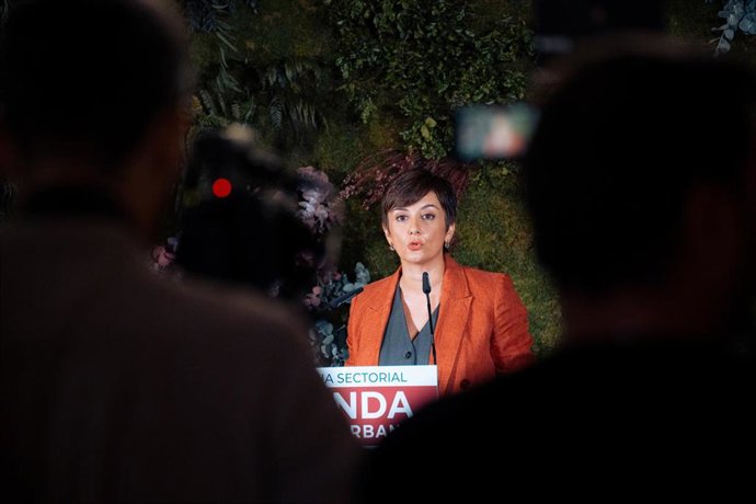 La ministra de Vivienda, Isabel Rodríguez, durante una rueda de prensa, antes de la Conferencia Sectorial de Vivienda con los responsables autonómicos, en la sede del Ministerio, a 3 de octubre de 2024, en Madrid (España). Durante la conferencia sectorial