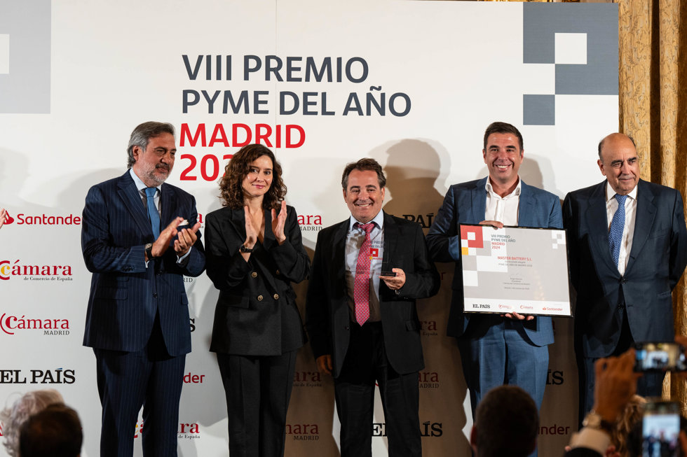 (I-D) El presidente de la Cámara de Comercio de Madrid, Ángel Asensio, la presidenta de la Comunidad de Madrid, Isabel Díaz Ayuso, los CEOs de Master Battery, Juan Carlos Hernández y Héctor Plaza, y el presidente del Banco de Santander España, Luis 