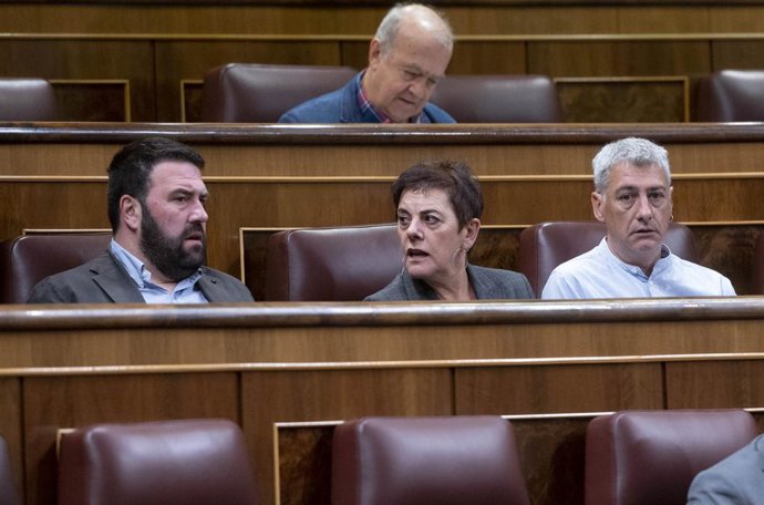Archivo - (I-D) El diputado de EH Bildu; la portavoz de EH Bildu en el Congreso, Mertxe Aizpurua y el diputado de EH Bildu Oskar Matute.