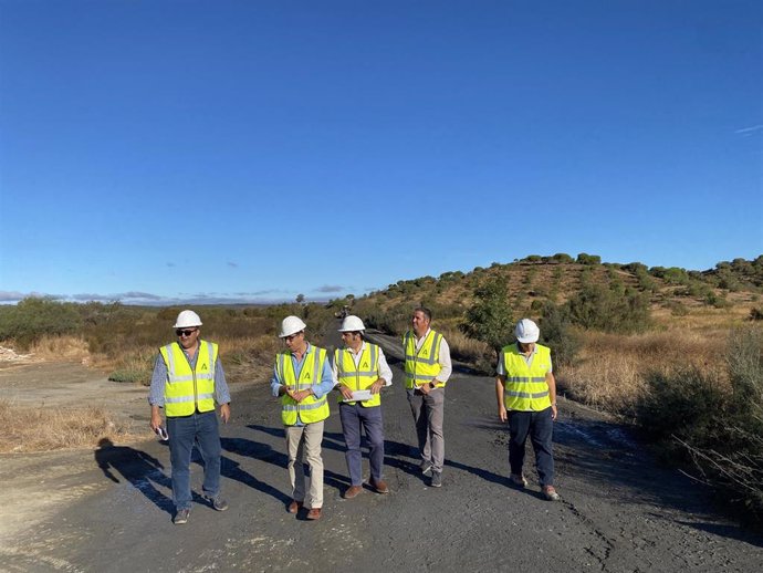 Visita del delegado territorial de Sostenibilidad y Medio Ambiente, Pedro Yórquez, a la vía pecuaria Vereda de la Zaballa, en Ayamonte.