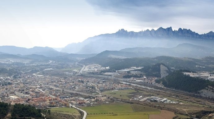 Imagen aérea de Sant Vicen de Castellet (Barcelona) con la montaña de Montserrat al fondo