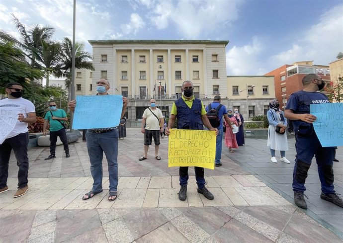 Archivo - Un grupo de personas pertenecientes al colectivo de trabajadores transfronterizos se manifiestan con pancartas frente a la delegación del gobierno en Ceuta, en agosto de 2021.