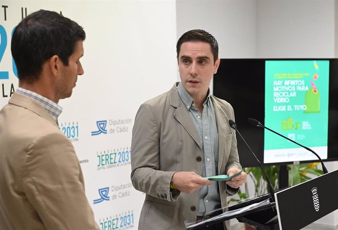 Jaime Espinar explicando la campaña 'EcoBarrios' del Ayuntamiento de Jerez.