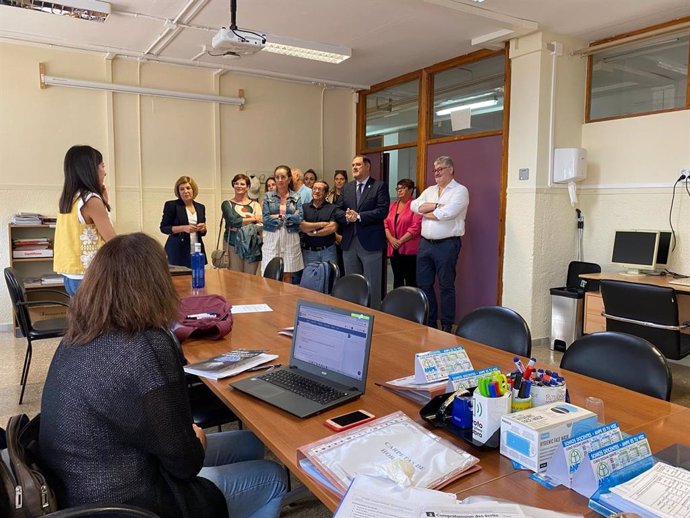 La delegada de la Junta en Almería visita, junto a otros cargos, un instituto en Albox (Almería).