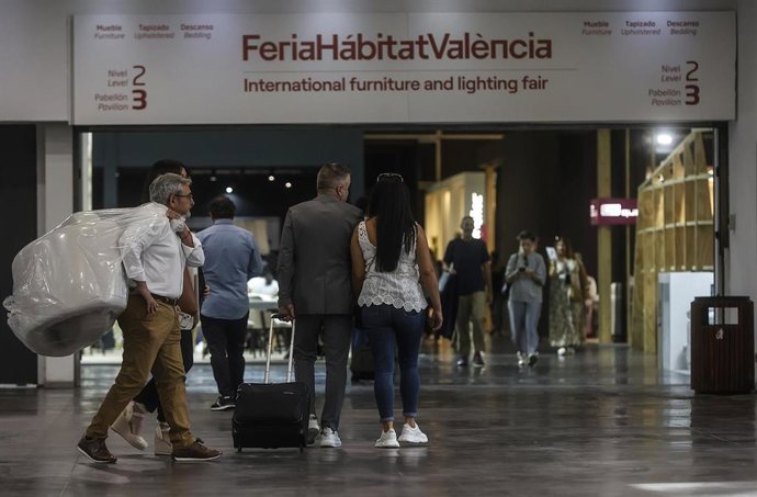 Asistentes a la inauguración de la Feria Hábitat Valncia, a 1 de octubre de 2024, en Valencia, Comunidad Valenciana (España). 