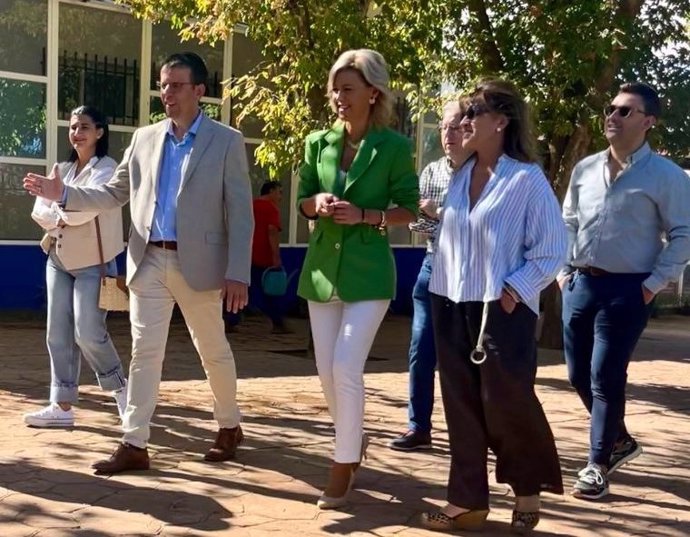 La delegada provincial de la Junta, Marian López, en una visita a Mota del Cuervo.