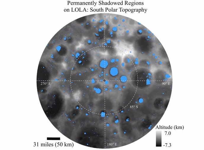 Esta ilustración muestra la distribución de las regiones permanentemente sombreadas (en azul) en la Luna, hacia el polo de los 80 grados de latitud sur.