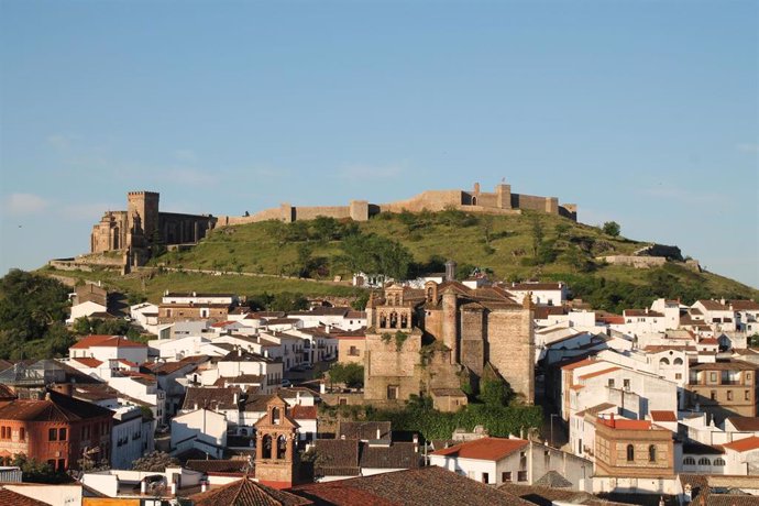 Archivo - Imagen genérica de parte del municipio de Aracena (Huelva) y su castillo.