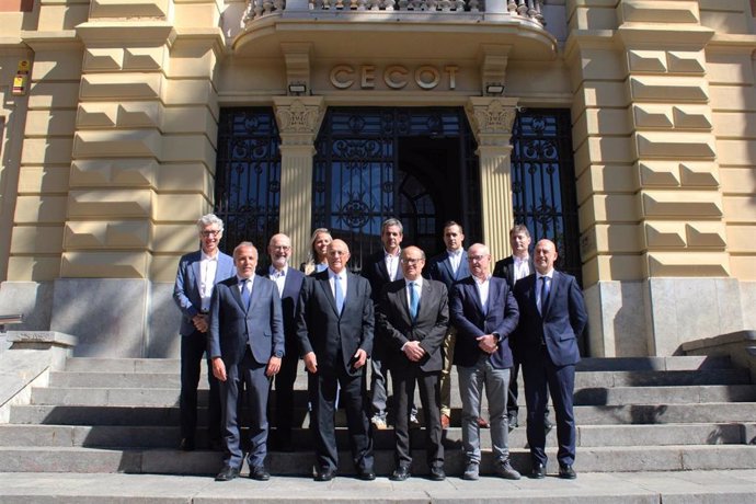 El presidente del Banco Sabadell, Josep Oliu, con miembros del comité ejecutivo de Cecot, en la sede de la patronal, a jueves 3 de octubre de 2024