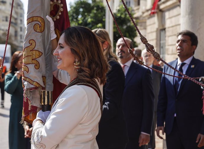 Archivo - Arxive - L'alcaldessa de València, María José Catalá, porta la Reial Senyera durant la processó cívica amb motiu del 9 d?Octubre