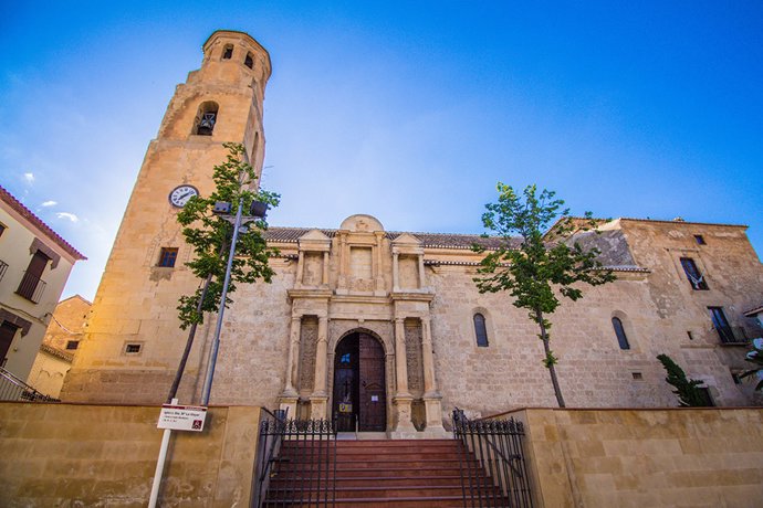 Archivo - Iglesia de Santa María la Mayor, en Guadahortuna