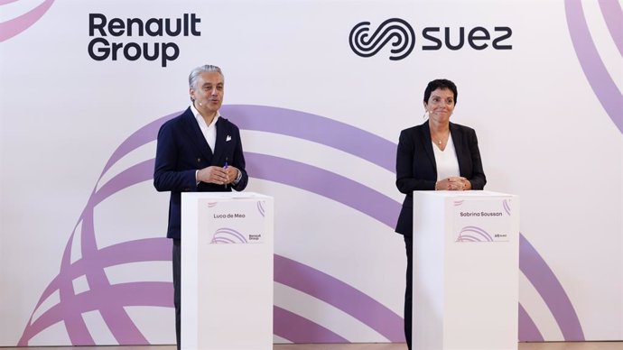 El consejero delegado de Renault Group, Luca De Meo y la presidenta y consejera delegada de Suez, Sabrina Soussman en la presentación del acuerdo entre Sueza y Renault.