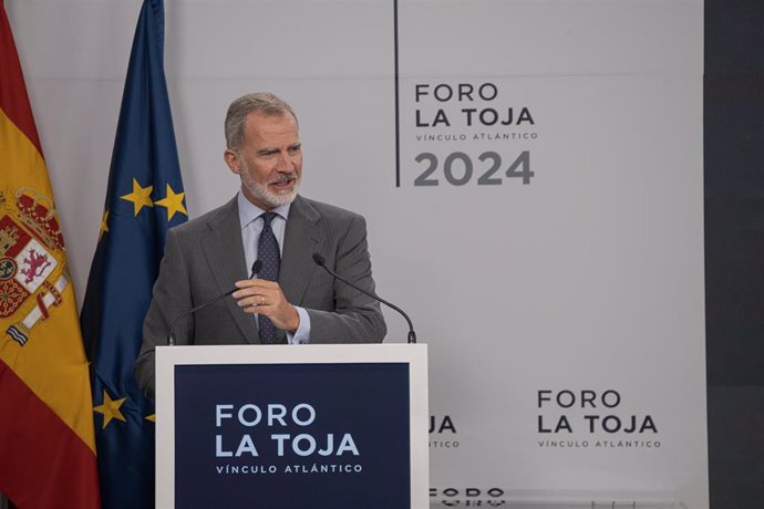 El Rey Felipe VI inaugura la VI edición del "Foro La Toja-Vínculo Atlántico", durante la primera jornada del Foro de La Toja-Vínculo Atlántico, en Eurostars Gran Hotel La Toja, a 3 de octubre de 2024, en La Toja, Pontevedra