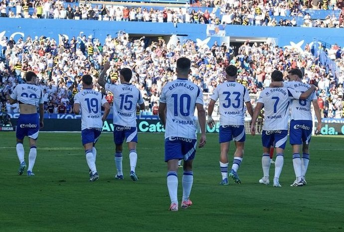 Los jugadores del Real Zaragoza tras celebrar un gol.