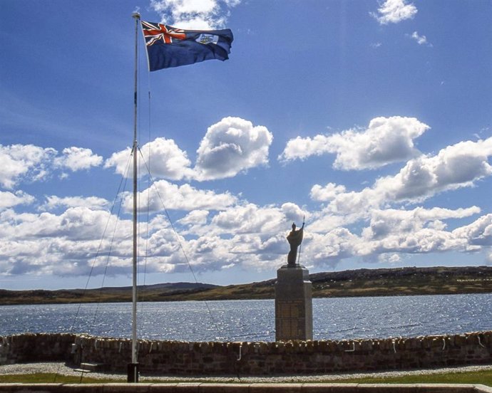 Archivo - Bandera de islas Malvinas en Port Stanley