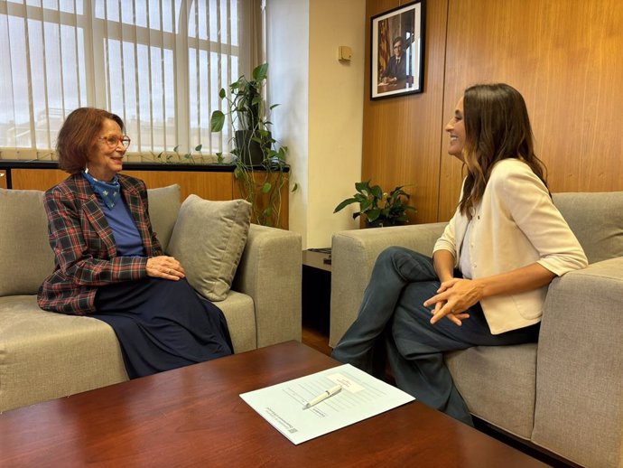 Esther Giménez-Salinas i Esther Niubó en la trobada 