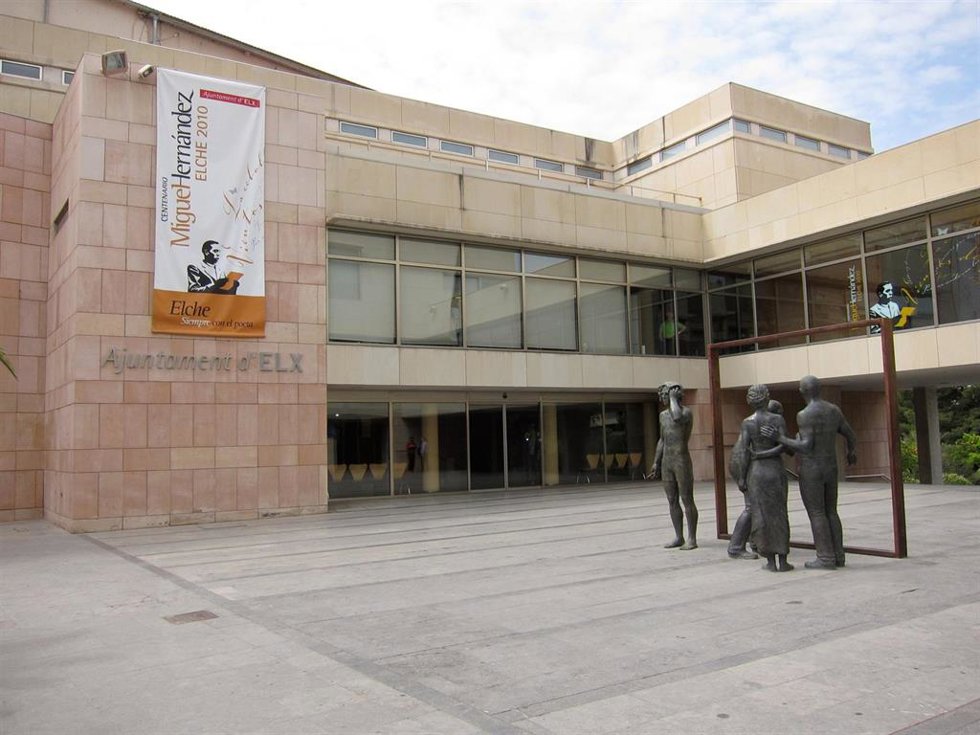 Archivo - El Ayuntamiento de Elche (Alicante) en una imagen de archivo.