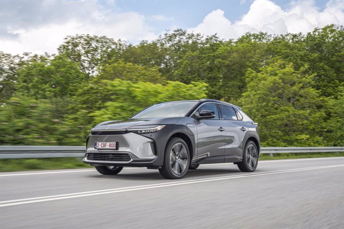 Toyota lanza la nueva gama de su SUV eléctrico el bZ4X 2025, desde 34.500 euros y 685 km de autonomía.