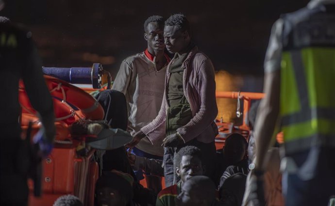 Migrantes llegan a bordo de la Guardamar Calliope al puerto de La Restinga tras ser rescatados,