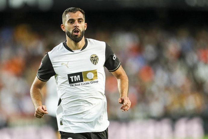 El jugador del Valencia CF Luis Rioja durante un partido de Liga.