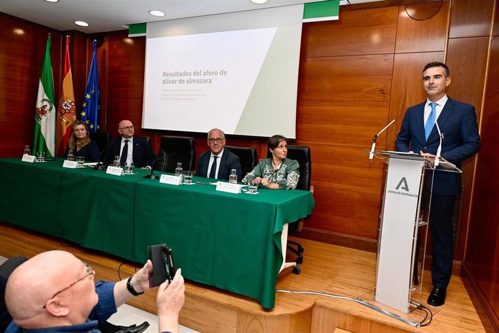 El consejero de Agricultura, Ramón Fernández-Pacheco, presenta el aforo del olivar para la campaña 2024-2025.
