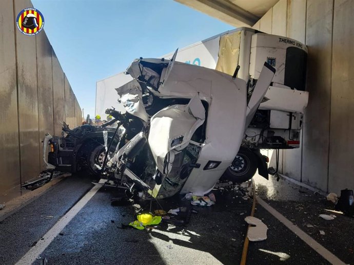 Herido un camionero tras chocar contra un puente en la A7 en Museros (Valencia)