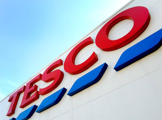 Archivo - Logo de Tesco en una de sus tiendas en Londres (Reino Unido).
