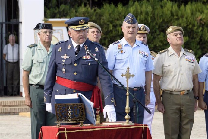 El general Rafael Saiz Quevedo en el momento de jurar su nuevo puesto