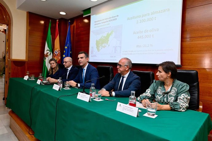 Jesús Estrella (2d), en la presentación del aforo del olivar.