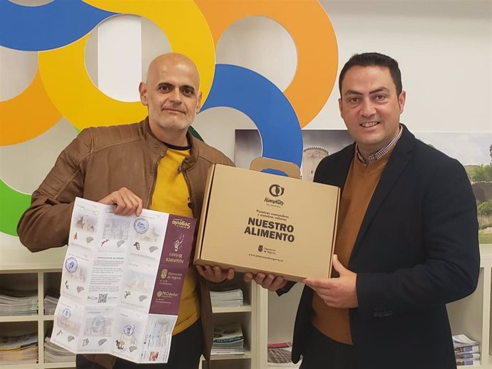 El motero ganador del premio, Miguel Ángel Sanz Novo (izda), con el diputado de Turismo, Javier Figueredo