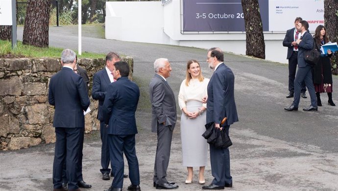 La presidenta del Govern, Marga Prohens, junto al presidente electo del Consejo Europeo, Antonio Costa, y el expresidente del Gobierno Mariano Rajoy, durante su asistencia al VI Foro La Toja-Vínculo Atlántico.