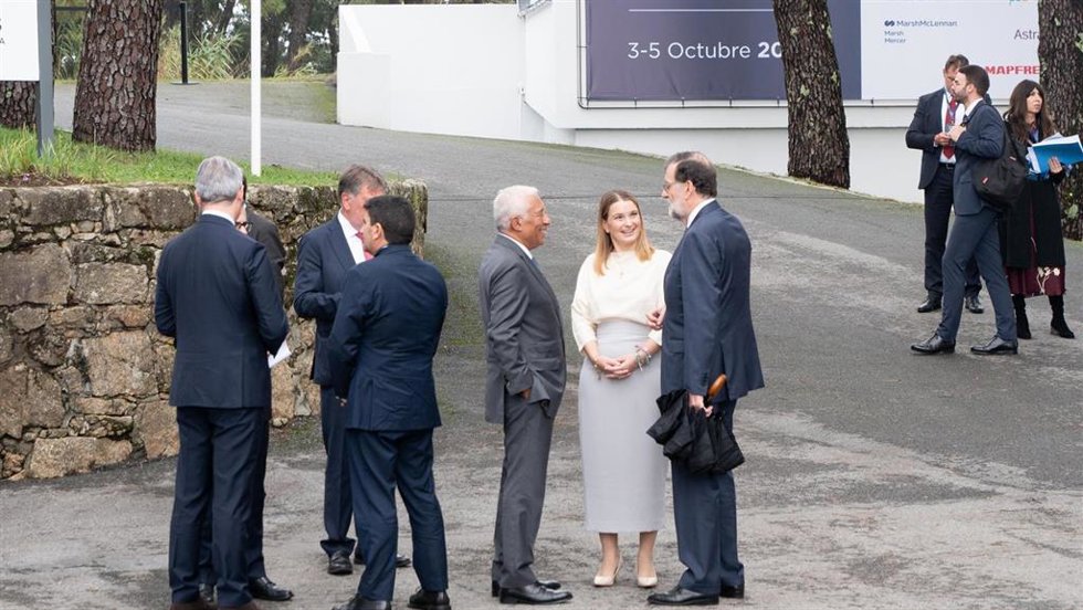 La presidenta del Govern, Marga Prohens, junto al presidente electo del Consejo Europeo, Antonio Costa, y el expresidente del Gobierno Mariano Rajoy, durante su asistencia al VI Foro La Toja-Vínculo Atlántico.