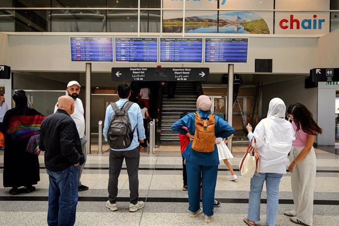 Archivo - Pasajeros esperan en el aeropuerto de Beirut, en Líbano