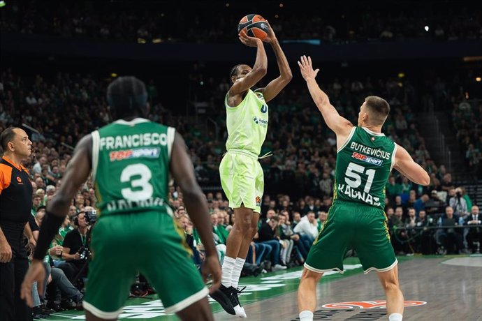 El jugador del Barça de baloncesto Kevin Punter en una acción del partido entre Zalgiris y Barça en el Zalgirio Arena de Kaunas, en la primera jornada de la Euroliga 2024-25