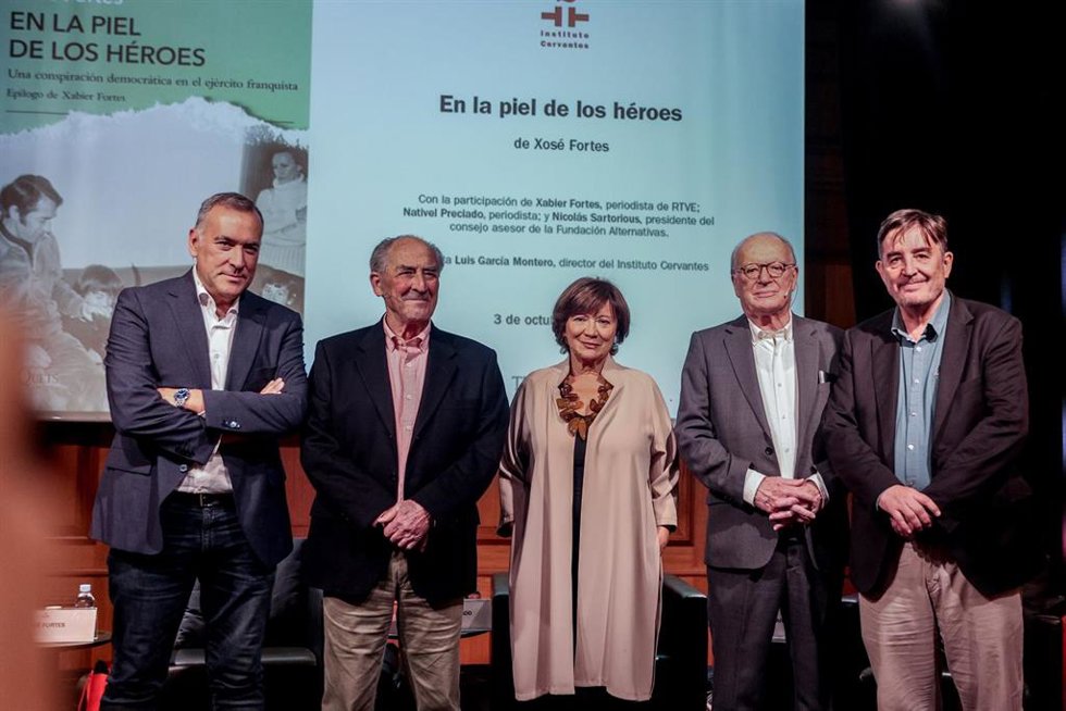 El periodista Xabier Fortes (1i), el militar y escritor Xosé Fortes (2i) y el director del Instituto Cervantes, Luis García Montero (1d), durante la presentación del libro, 'En la piel de los héroes' en el Instituto Cervantes, a 3 de octubre de 2024, en