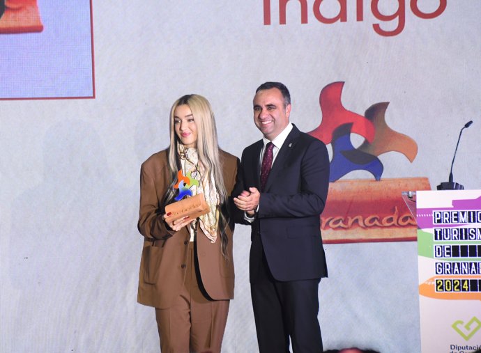 La artista Lola Índigo recibe el premio de manos del presidente de la Diputación, Francis Rodríguez..