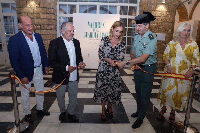 La presidenta de la Diputación de Cádiz, Almudena Martínez, corta la cinta e inaugura así la exposición 'Valores de la Guardia Civil. 180 años cerca de ti'.