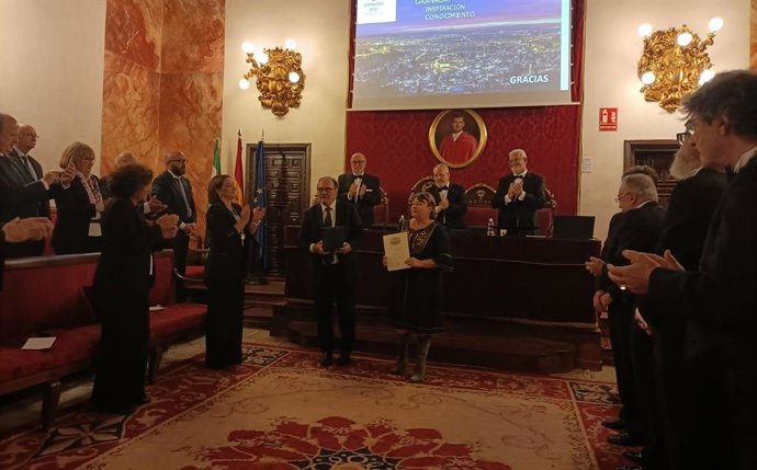 Momento de la gala de entrega de la medalla al mérito que le ha concedido la Real Academia de Bellas Artes de Granada al Premio de Pintura 'Emilio Ollero', un certamen que organiza el Instituto de Estudios Giennenses (IEG).