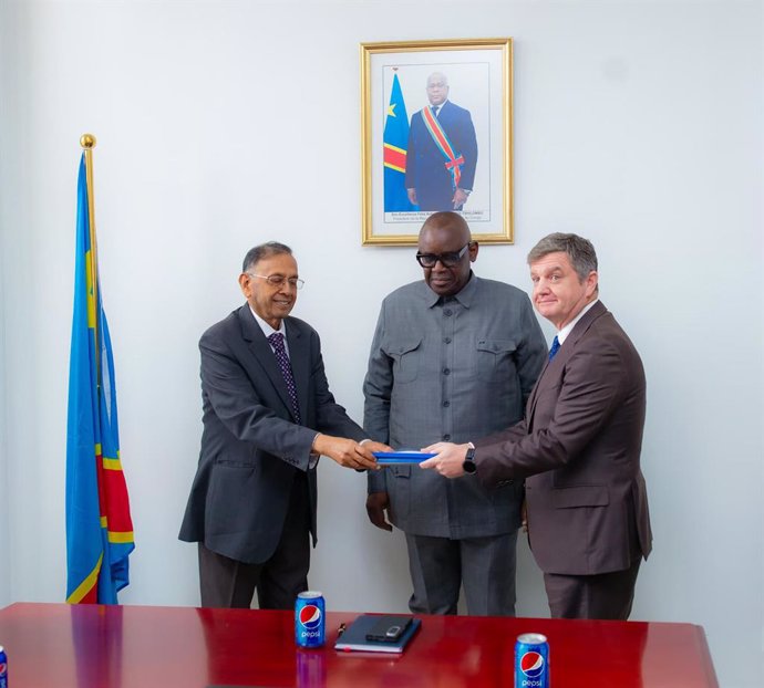 Shankar Iyer, President of Varun Beverages DRC (left), and Chris Barron, Country Head for Rendeavour in DRC (right), formalise the agreement for Varun Beverages to build a USD 50 Million Pepsi Production Facility at Rendeavour’s Kiswishi City Special Econ