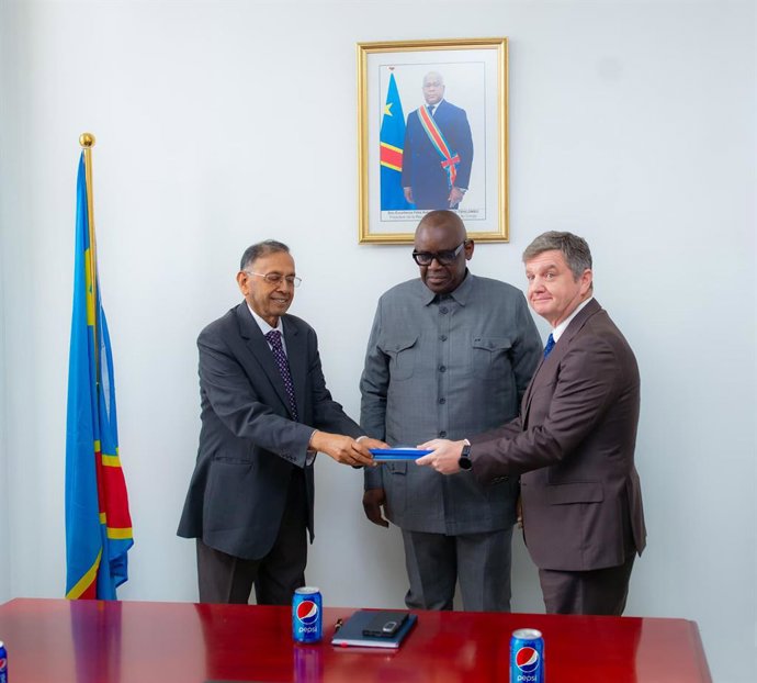 Shankar Iyer, President of Varun Beverages DRC (left), and Chris Barron, Country Head for Rendeavour in DRC (right), formalise the agreement for Varun Beverages to build a USD 50 Million Pepsi Production Facility at Rendeavours Kiswishi City Special Ec