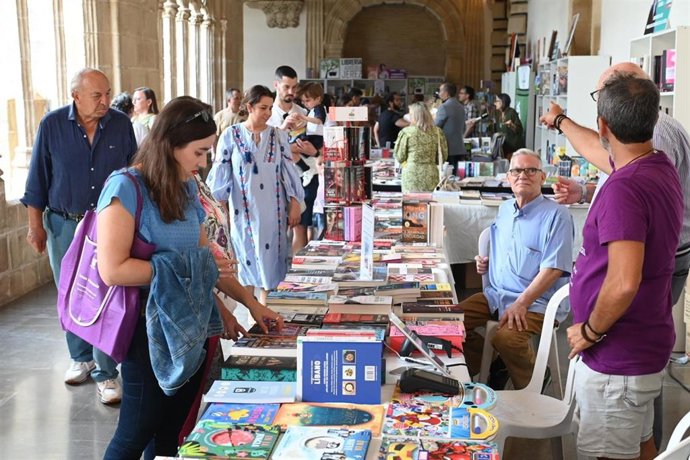 Varias personas se acercan a los distintos puestos de la Feria del Libro de Jerez.