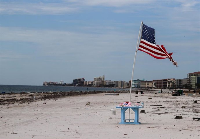 Bandera de EEUU tras el paso del huracán 'Helene'