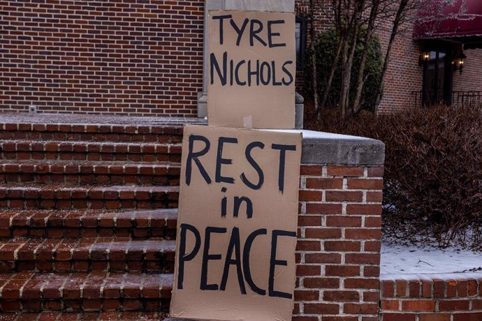 Archivo - WASHINGTON, Feb. 2, 2023  -- Placards are seen outside the Mississippi Boulevard Christian Church during the funeral of Tyre Nichols in Memphis, Tennessee, the United States, Feb. 1, 2023. A funeral service for Tyre Nichols, who died last month 