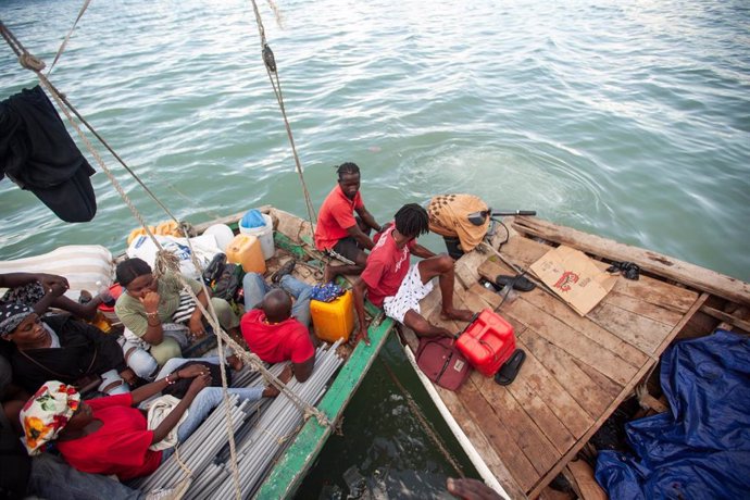 Migrantes haitianos en una embarcación en Puerto Príncipe