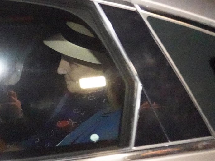 La infanta Elena de Borbón llega a casa de Pedro Campos para asistir a una cena con su padre, el rey Juan Carlos