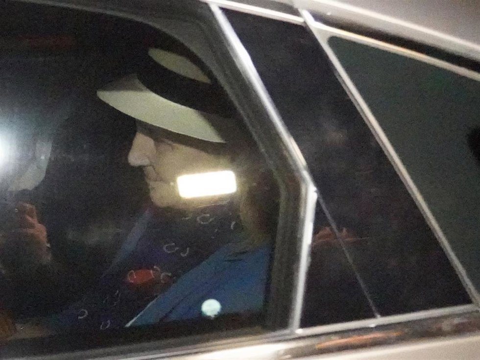 La infanta Elena de Borbón llega a casa de Pedro Campos para asistir a una cena con su padre, el rey Juan Carlos