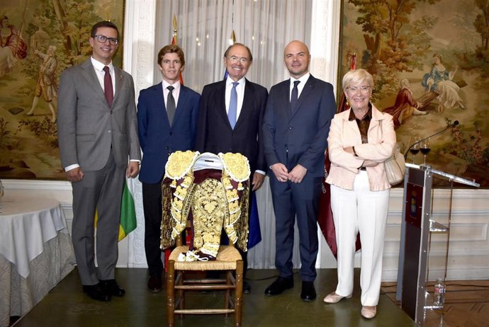 Borja Jiménez recibe el XX Trofeo 'Vestido de Luces Rioja y Oro' del Centro Riojano de Madrid